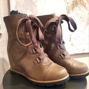 Universal Thread Katherine NWOB size 7 Grey Taupe